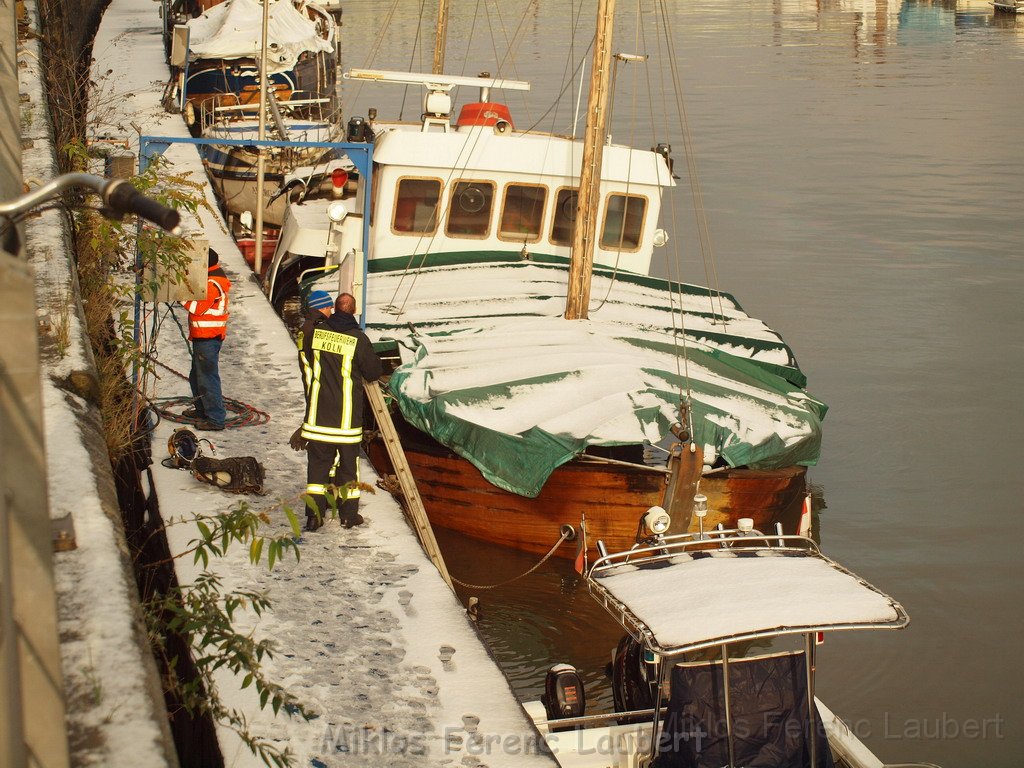 Einsatz BF Koeln Treibstoff auffangen Koeln Rheinauhafen P080.JPG